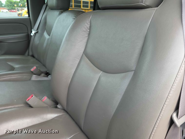 image for item FH6195 2005 Chevrolet Suburban 1500 SUV