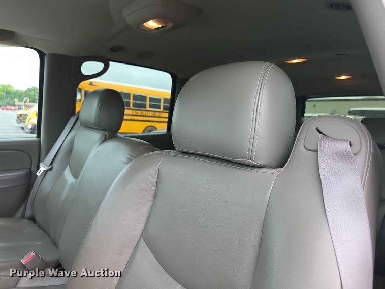 image for item FH6195 2005 Chevrolet Suburban 1500 SUV