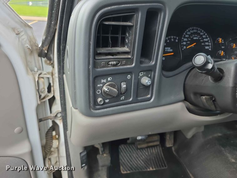 image for item FH6195 2005 Chevrolet Suburban 1500 SUV