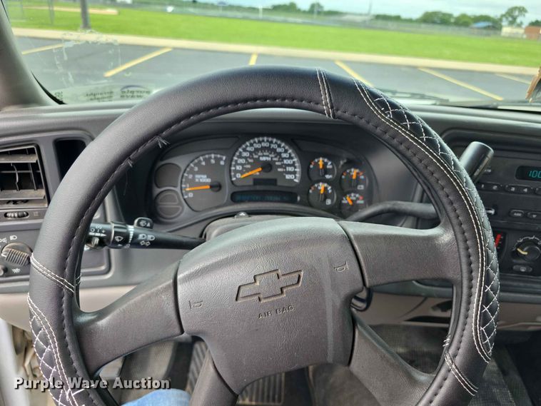 image for item FH6195 2005 Chevrolet Suburban 1500 SUV