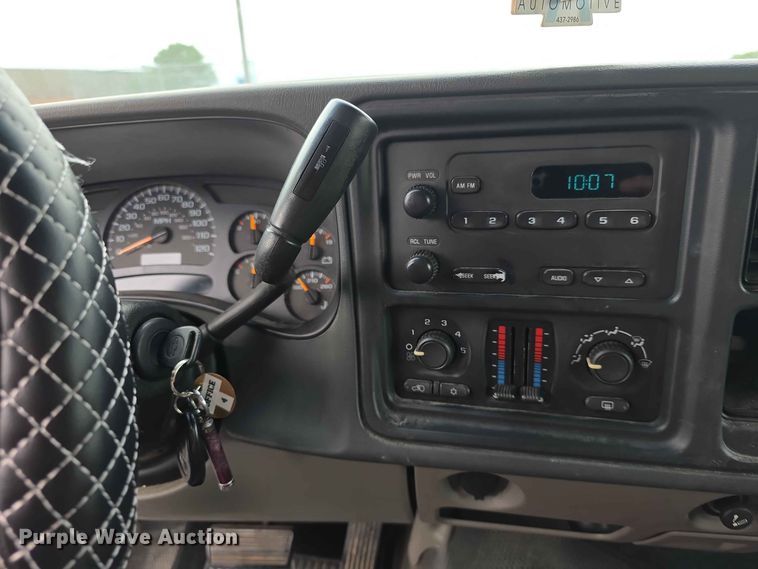 image for item FH6195 2005 Chevrolet Suburban 1500 SUV