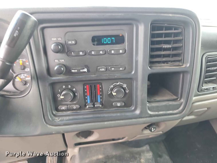 image for item FH6195 2005 Chevrolet Suburban 1500 SUV