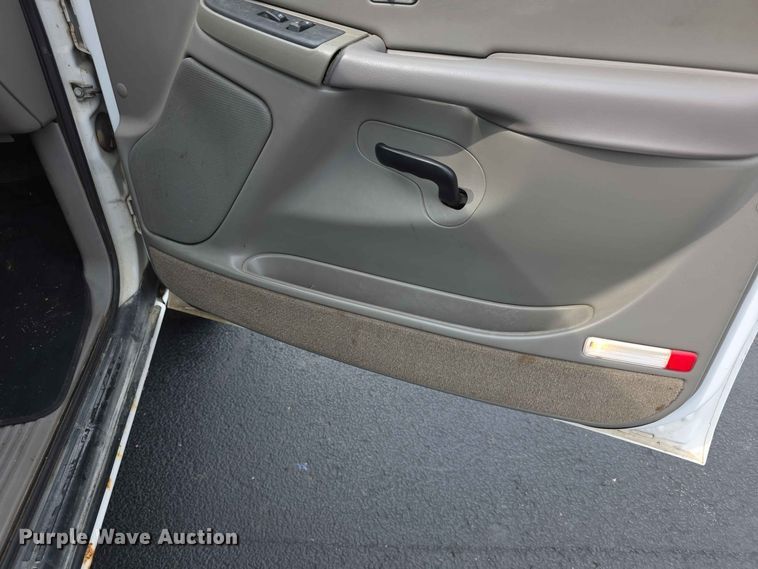 image for item FH6195 2005 Chevrolet Suburban 1500 SUV