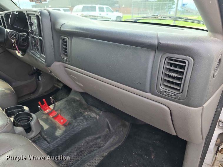 image for item FH6195 2005 Chevrolet Suburban 1500 SUV