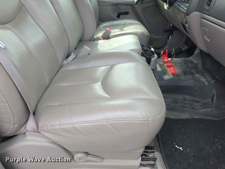 image for item FH6195 2005 Chevrolet Suburban 1500 SUV