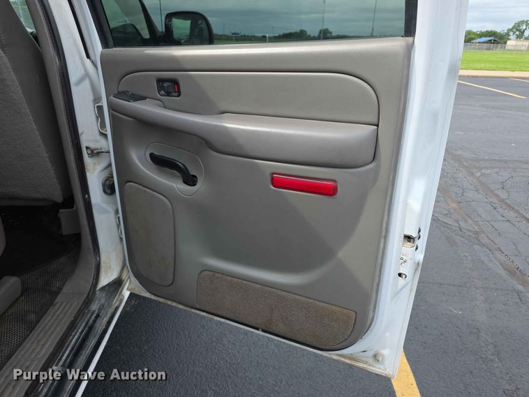 image for item FH6195 2005 Chevrolet Suburban 1500 SUV