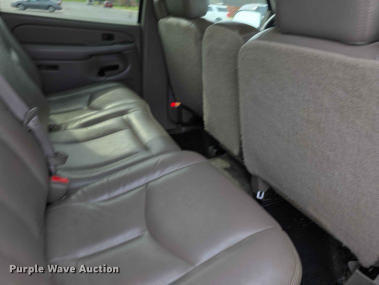 image for item FH6195 2005 Chevrolet Suburban 1500 SUV