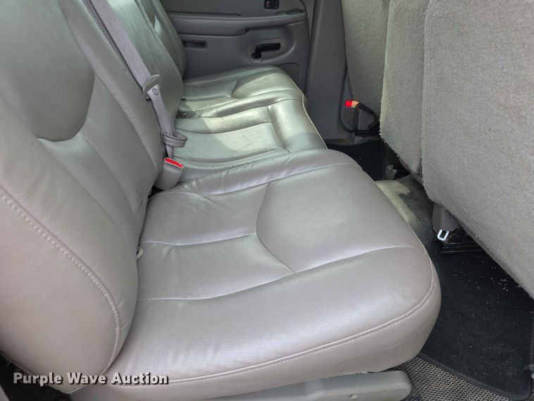 image for item FH6195 2005 Chevrolet Suburban 1500 SUV