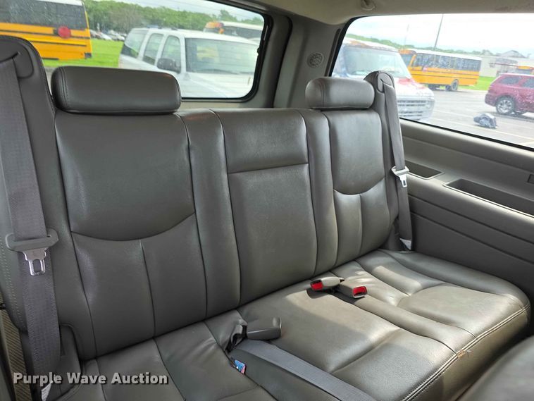 image for item FH6195 2005 Chevrolet Suburban 1500 SUV
