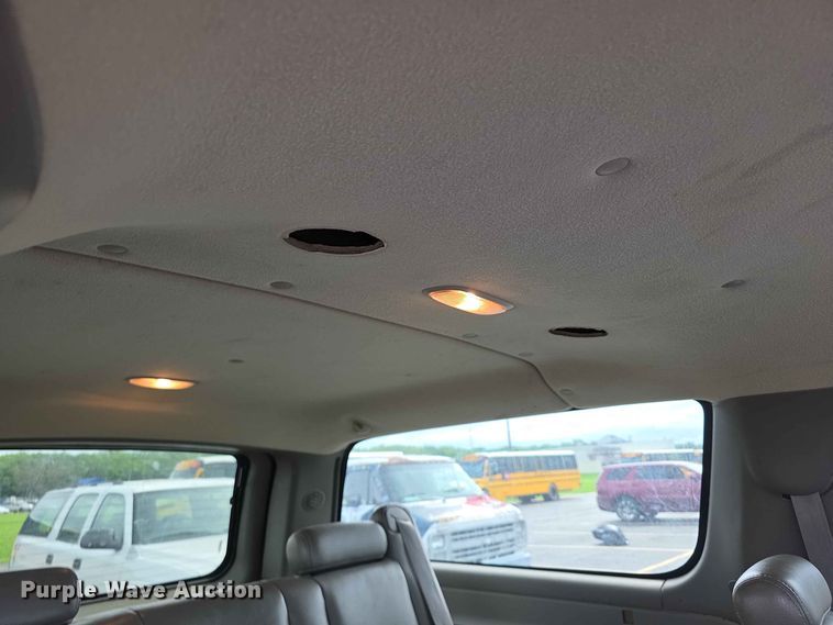 image for item FH6195 2005 Chevrolet Suburban 1500 SUV