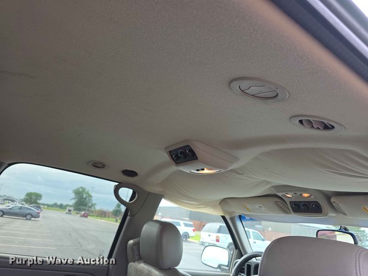 image for item FH6195 2005 Chevrolet Suburban 1500 SUV
