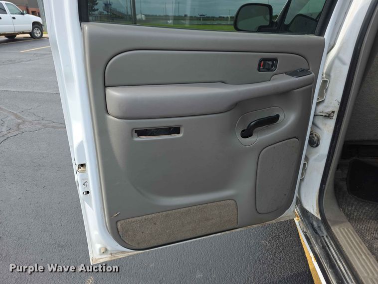 image for item FH6195 2005 Chevrolet Suburban 1500 SUV