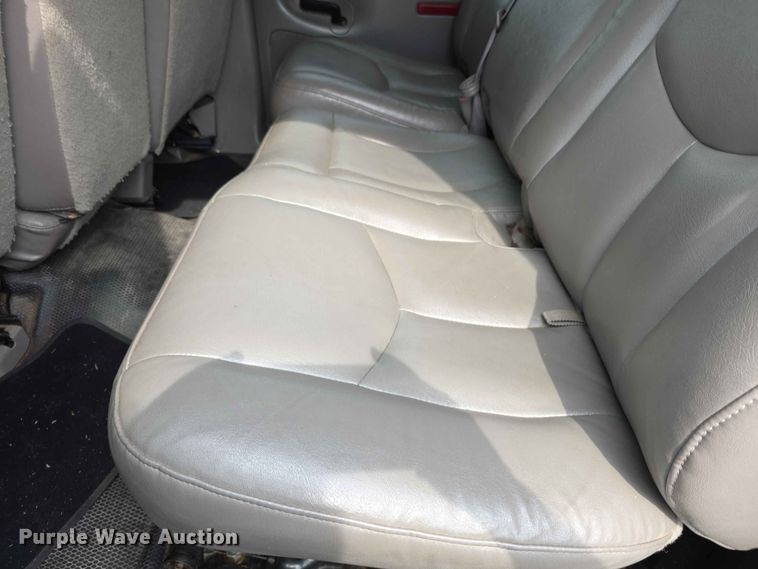 image for item FH6195 2005 Chevrolet Suburban 1500 SUV