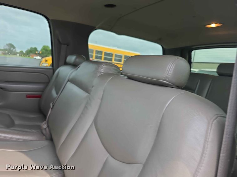 image for item FH6195 2005 Chevrolet Suburban 1500 SUV