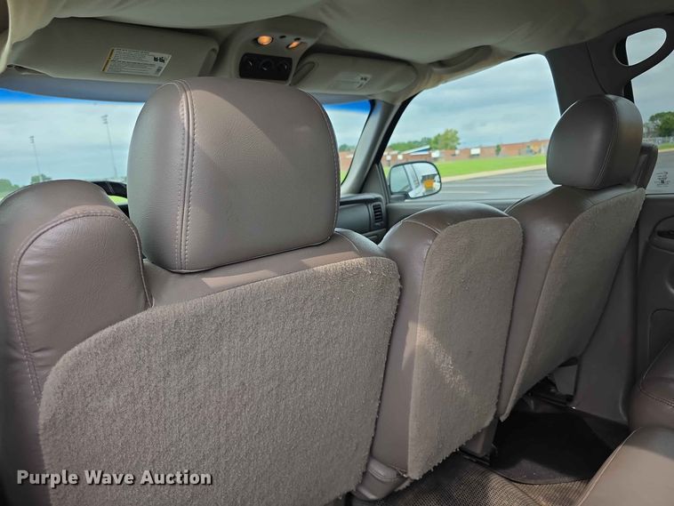 image for item FH6195 2005 Chevrolet Suburban 1500 SUV