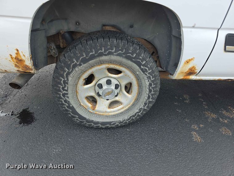 image for item FH6195 2005 Chevrolet Suburban 1500 SUV