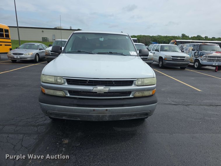 image for item FH6203 2004 Chevrolet Suburban 1500 SUV
