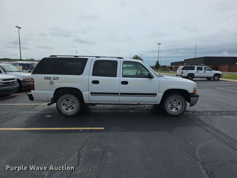 image for item FH6203 2004 Chevrolet Suburban 1500 SUV