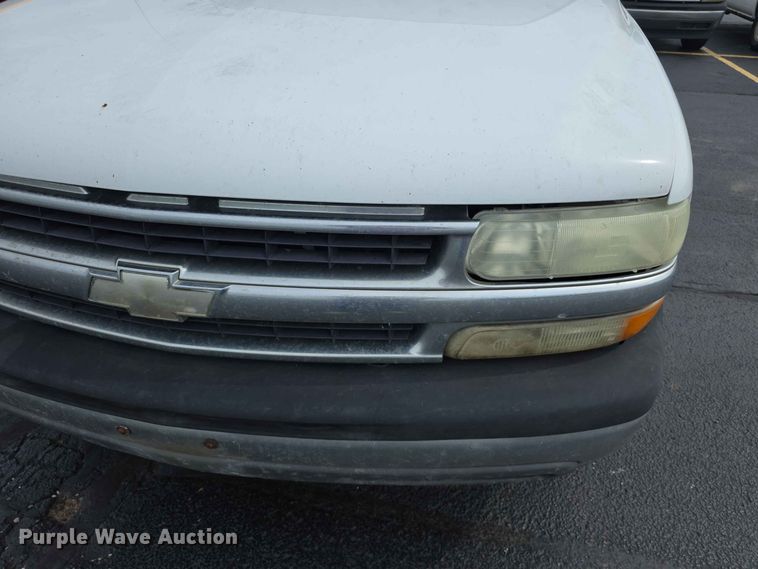 image for item FH6203 2004 Chevrolet Suburban 1500 SUV