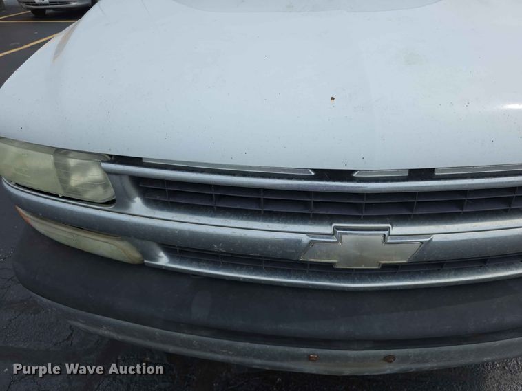 image for item FH6203 2004 Chevrolet Suburban 1500 SUV