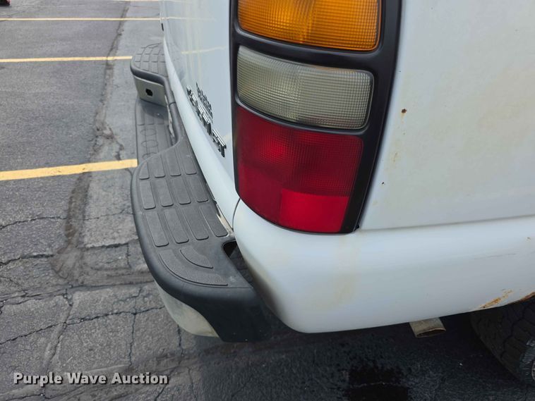 image for item FH6203 2004 Chevrolet Suburban 1500 SUV