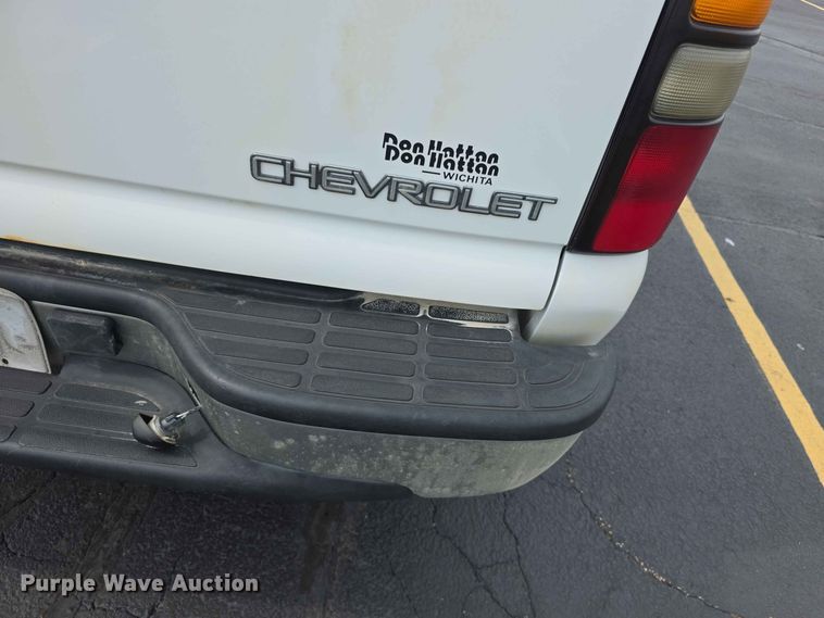 image for item FH6203 2004 Chevrolet Suburban 1500 SUV