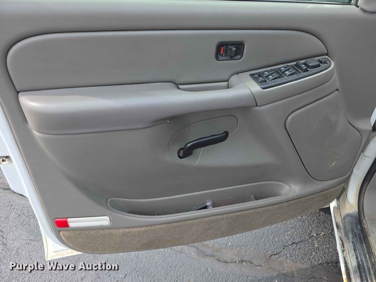 image for item FH6203 2004 Chevrolet Suburban 1500 SUV