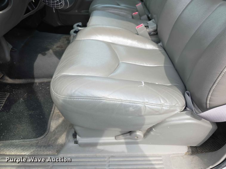 image for item FH6203 2004 Chevrolet Suburban 1500 SUV
