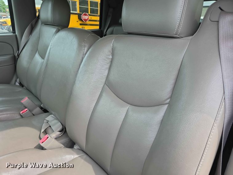 image for item FH6203 2004 Chevrolet Suburban 1500 SUV
