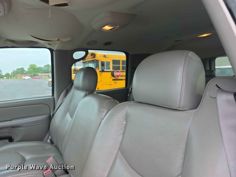 image for item FH6203 2004 Chevrolet Suburban 1500 SUV