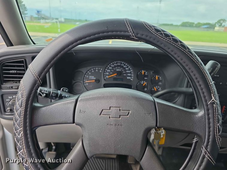 image for item FH6203 2004 Chevrolet Suburban 1500 SUV