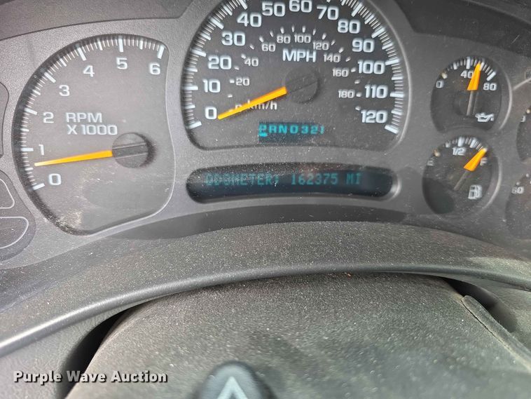 image for item FH6203 2004 Chevrolet Suburban 1500 SUV