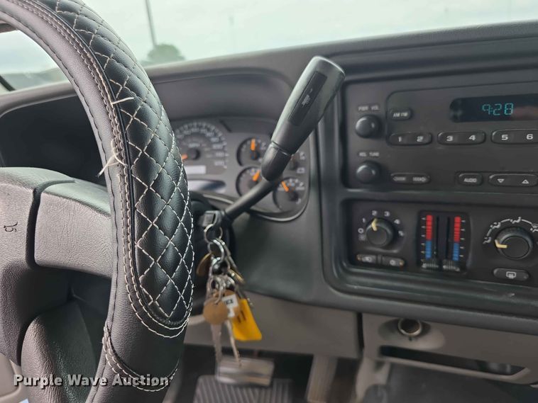 image for item FH6203 2004 Chevrolet Suburban 1500 SUV
