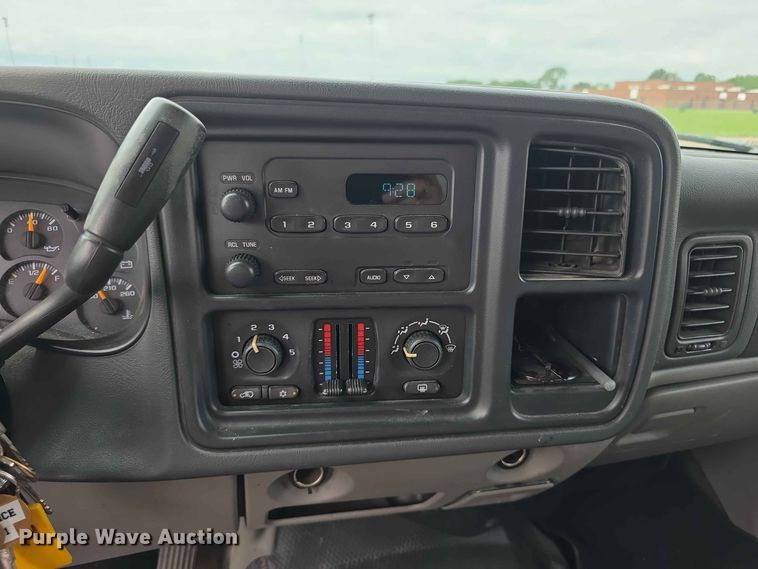image for item FH6203 2004 Chevrolet Suburban 1500 SUV