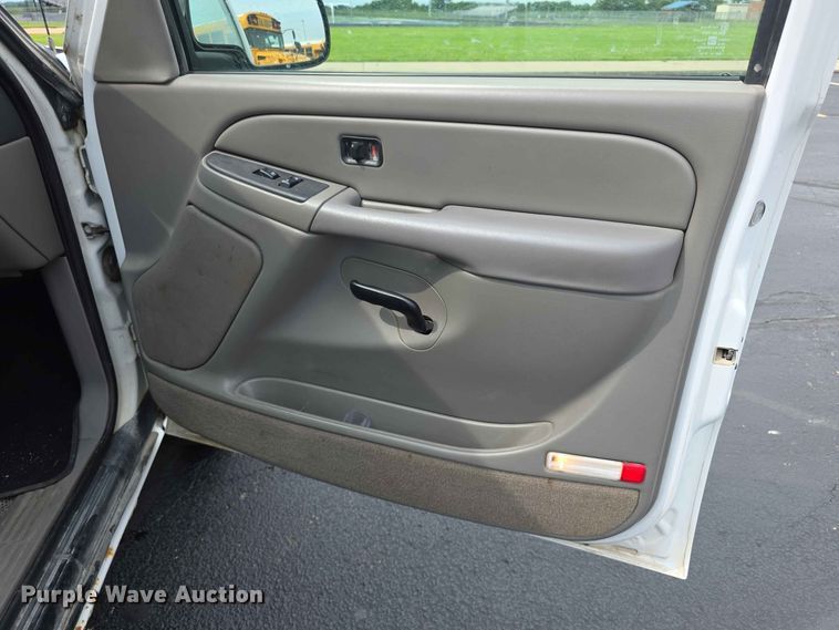 image for item FH6203 2004 Chevrolet Suburban 1500 SUV