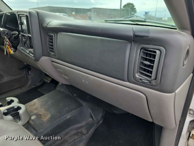 image for item FH6203 2004 Chevrolet Suburban 1500 SUV