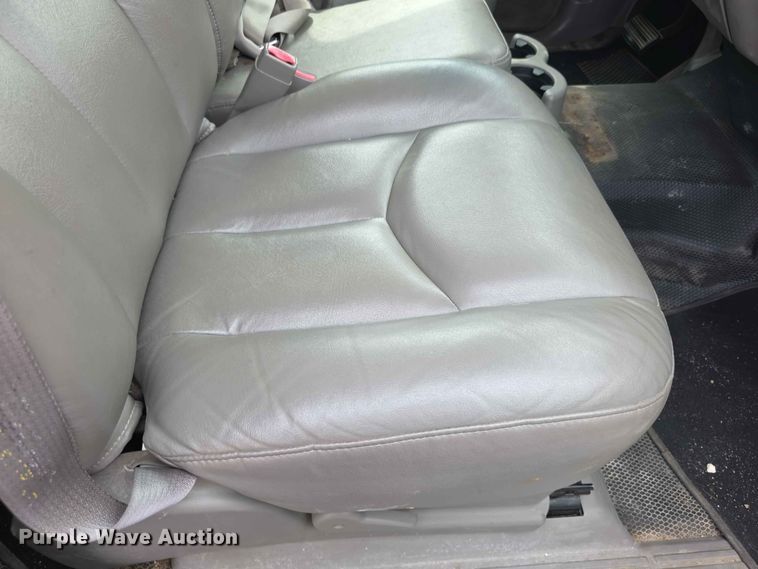image for item FH6203 2004 Chevrolet Suburban 1500 SUV