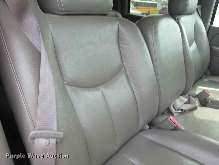 image for item FH6203 2004 Chevrolet Suburban 1500 SUV