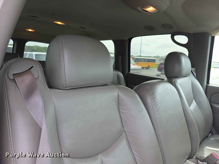 image for item FH6203 2004 Chevrolet Suburban 1500 SUV