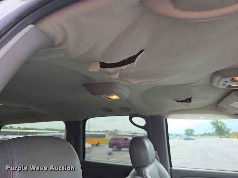 image for item FH6203 2004 Chevrolet Suburban 1500 SUV