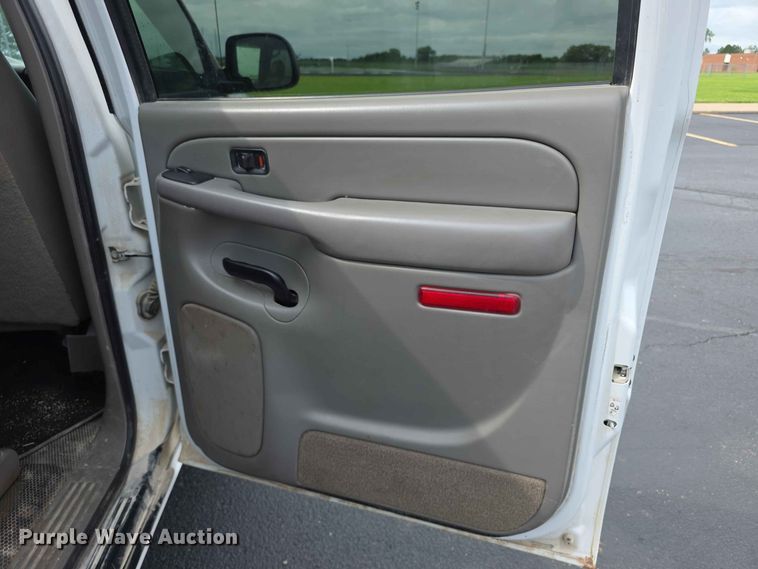 image for item FH6203 2004 Chevrolet Suburban 1500 SUV