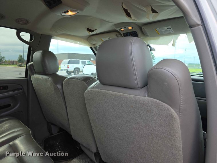 image for item FH6203 2004 Chevrolet Suburban 1500 SUV