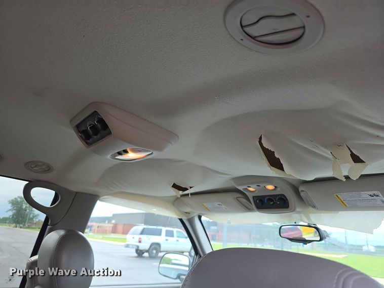 image for item FH6203 2004 Chevrolet Suburban 1500 SUV