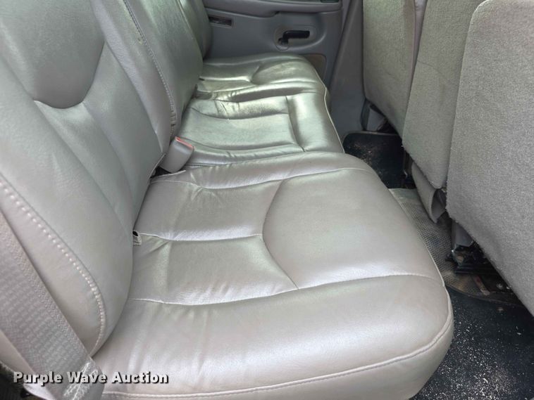 image for item FH6203 2004 Chevrolet Suburban 1500 SUV