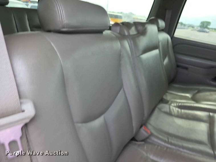 image for item FH6203 2004 Chevrolet Suburban 1500 SUV