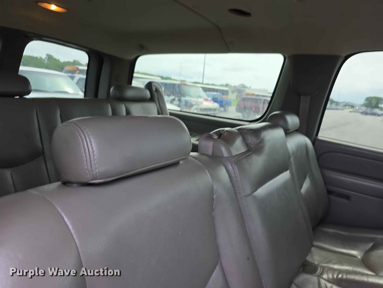 image for item FH6203 2004 Chevrolet Suburban 1500 SUV