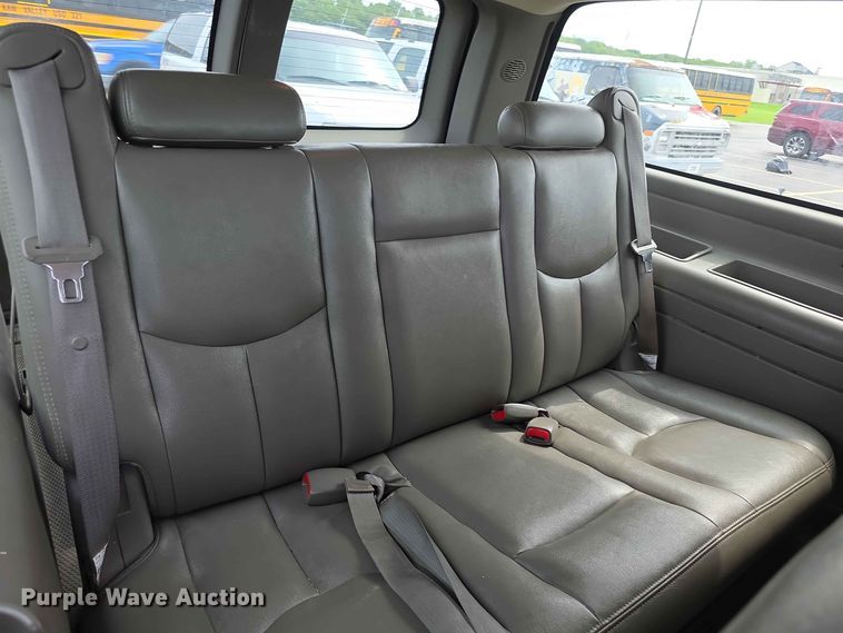 image for item FH6203 2004 Chevrolet Suburban 1500 SUV