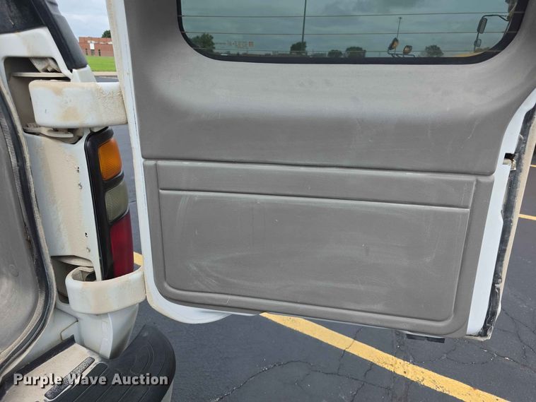 image for item FH6203 2004 Chevrolet Suburban 1500 SUV