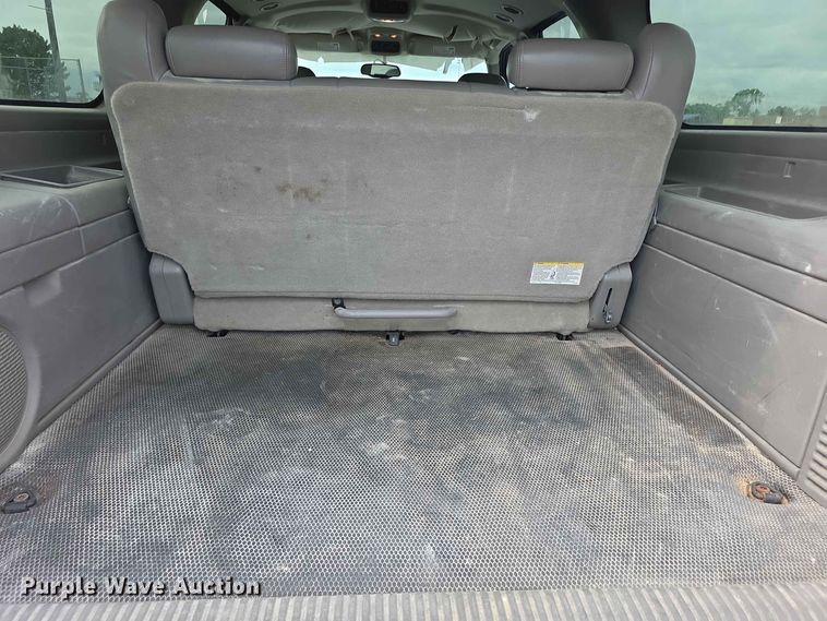 image for item FH6203 2004 Chevrolet Suburban 1500 SUV