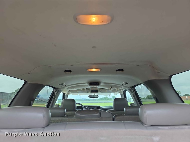image for item FH6203 2004 Chevrolet Suburban 1500 SUV